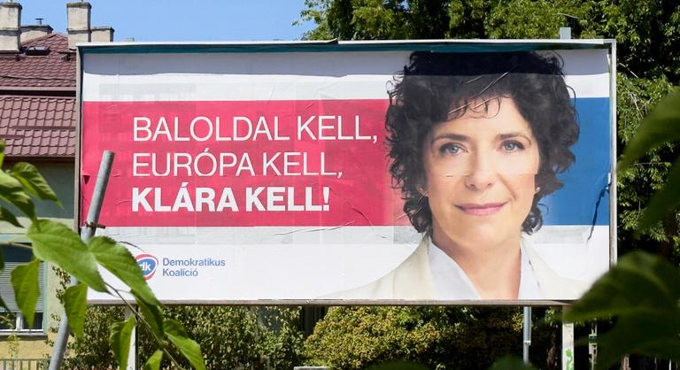Óriásplakátokkal indít támadást a DK