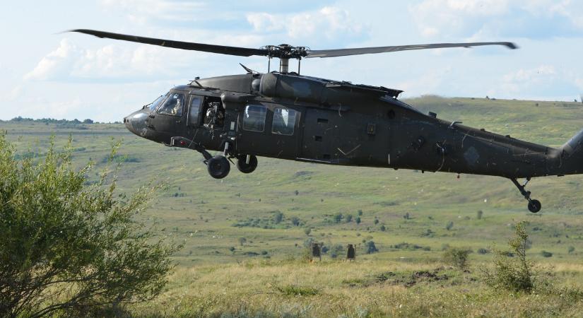 Black Hawk helikopterrel menekítik egy osztrák falu lakóit