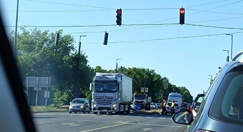 Nem tartotta a követési távolságot, ezért ül mindenki a szuper-dugóban Miskolcról kifelé  fotók