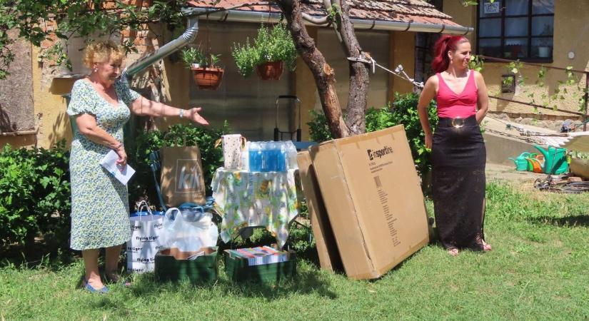 A női vezetők által meglepett Ötletfa Tanoda gyerekei örömmel vették birtokba az új eszközöket