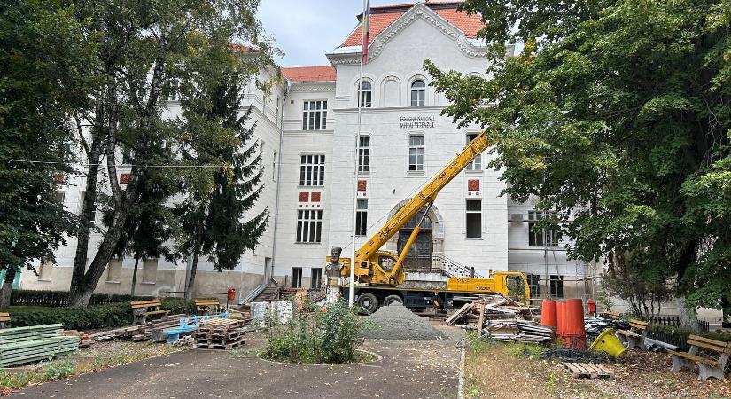 Véget ér a bolyongás: konténer-tantermek a sepsiszentgyörgyi Mihai Viteazul Főgimnáziumban