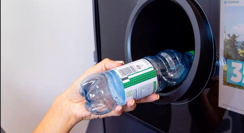 Az ingázók két zsákban gyűjtik a PET-palackokat, a fém dobozokat – Ennek jó oka van