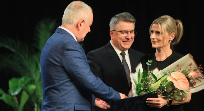 A köztisztviselők munkája bizalomra, tisztességre és becsületességre épül (fotók, videó)