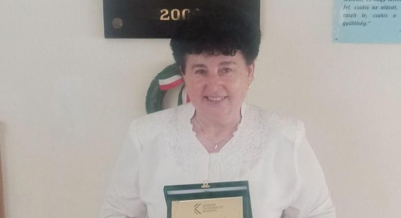 Elbúcsúztatták Mónika tanító nénit, emlékplakettet kapott a tankerülettől