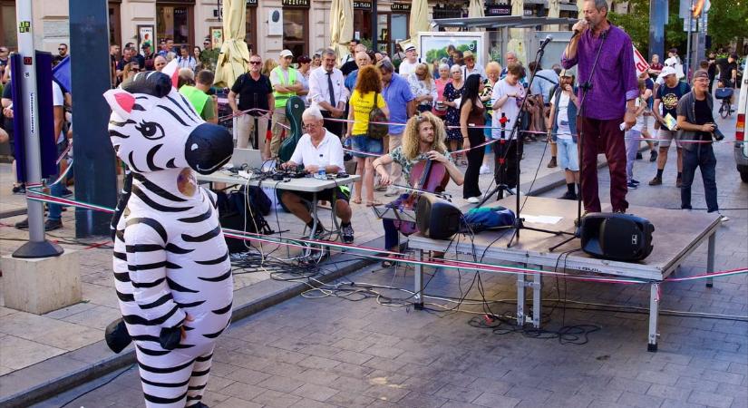 Hiába ment le a Pride, Hadházy Ákos ma is tüntet a Ferenciek terén