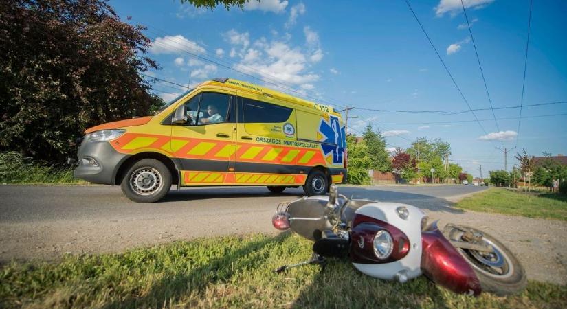 Újabb motoros baleset, több ember érintett – riasztották a mentőket