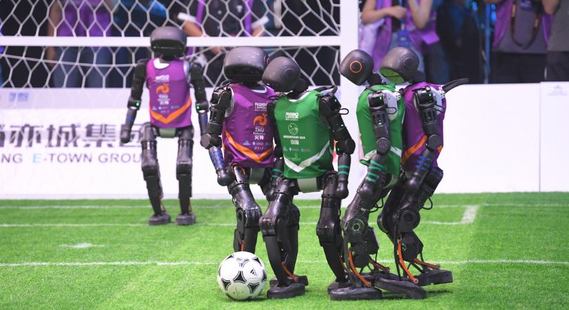 Futballmérkőzést rendeztek Kínában humanoid robotoknak, de a labda elrúgásával is meggyűlt a bajuk