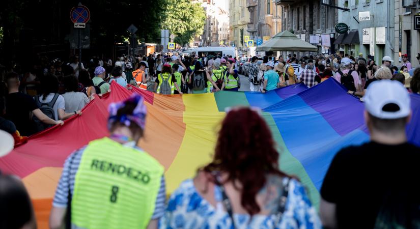 „Műmagyar, kamukeresztény. Térdelj le Orbán előtt” – gyűlöletcunami zúdult a Csík zenekar énekesnőjére