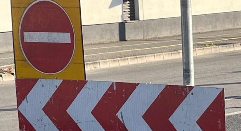 Óvatosan vezessenek! Győr egyik legforgalmasabb körforgalmánál van korlátozás