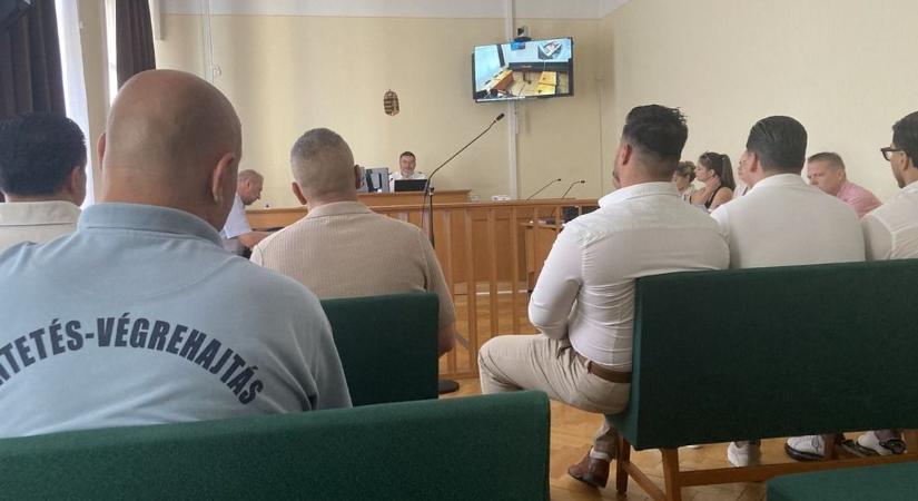 Szamurájkarddal, viperával és fegyverrel raboltak el egy embert a zsinagóga elött