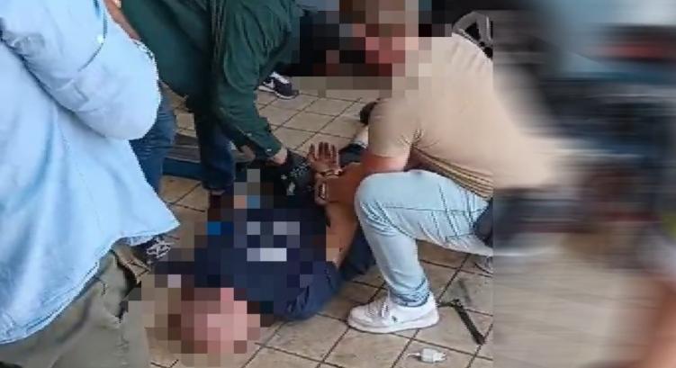Két fiatal arra kényszerített egy nőt, hogy idősebb férfiakkal bújjon ágyba, a fiúk cserébe kábítószert kértek – videó a cikkben