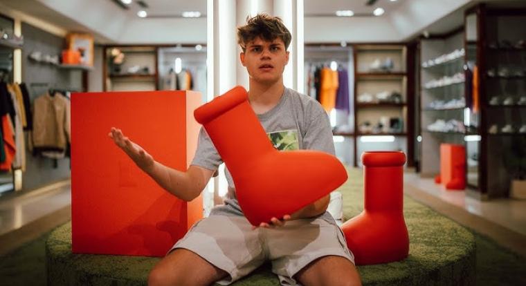 Azahriah kiosztotta a logótetkóért cipőt osztogató Balázs Kickset