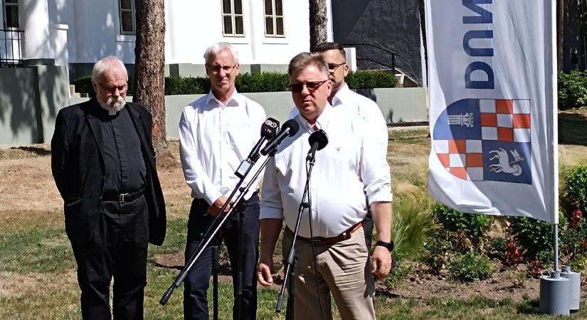 Történelmi pillanat: újra a helyén lesz a Szentháromság-szobor