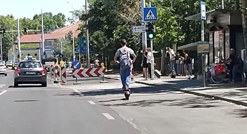 Autónak képzelte magát egy bukósisakos rolleres Pécs belvárosában (VIDEÓ)