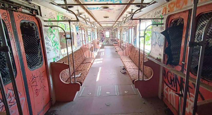 Metrókocsi bukkan fel a föld alól a faluban