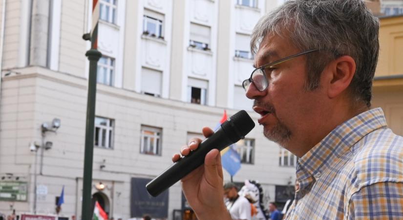 "A magyar ellenzék végre nevetségessé tette a hatalmat" - Hadházy Ákos ismét tüntetett