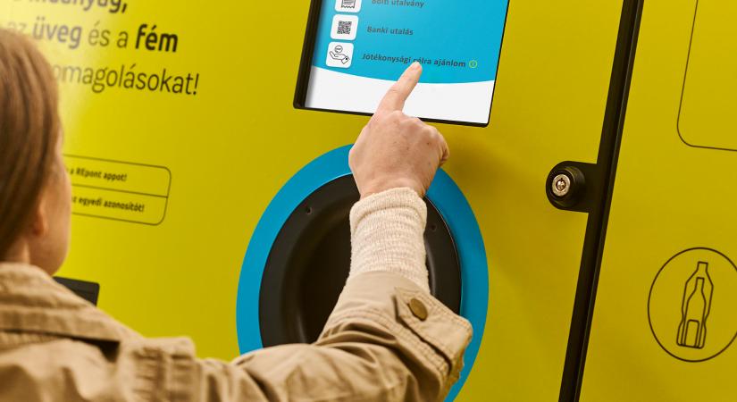Júliustól a családok segítésére lehet adományozni a MOHU REpont automatáknál