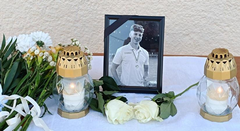 Gyertyát gyújtottak az autóbalesetben elhunyt fiatal labdarúgó emlékére Szanyban - fotók