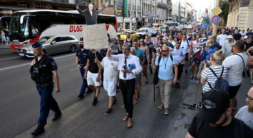 Hadházyék tizenhatodszorra tüntettek: „A magyar ellenzék végre nevetségessé tette a hatalmat”