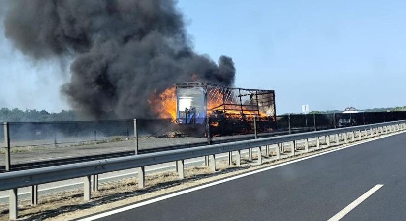 Lezárták az M3-as autópályát: kigyulladt egy kamion, erre tud kerülni!