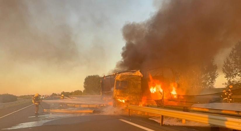 Hatalmas lángokkal égett egy kamion az M3-as autópálya hajdú-bihari szakaszán - fotókkal!