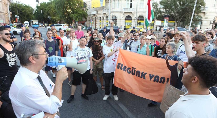 Nem hagyják abba a keddi tüntetéseket, a Belügyminisztériumhoz vonultak