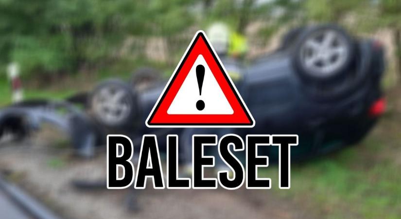 Baleset a 38-as főúton: árokba borult egy személygépkocsi Tiszanagyfalu közelében
