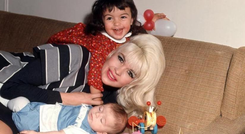 Anyám, Jayne Mansfield: Buta szőke nő 163-as IQ-val (kritika)