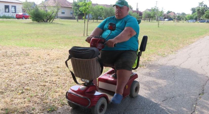 Ez a férfi csak normálisan akar élni, mégis mindenki szidja, mert piros mopeddel közlekedik – videóval