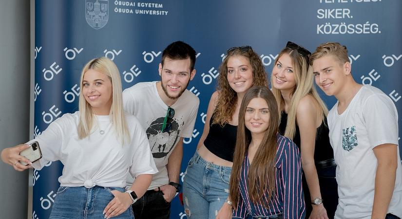 Pénzt kért volna a diplomaosztóért, majd visszavonulót fújt az egyetem