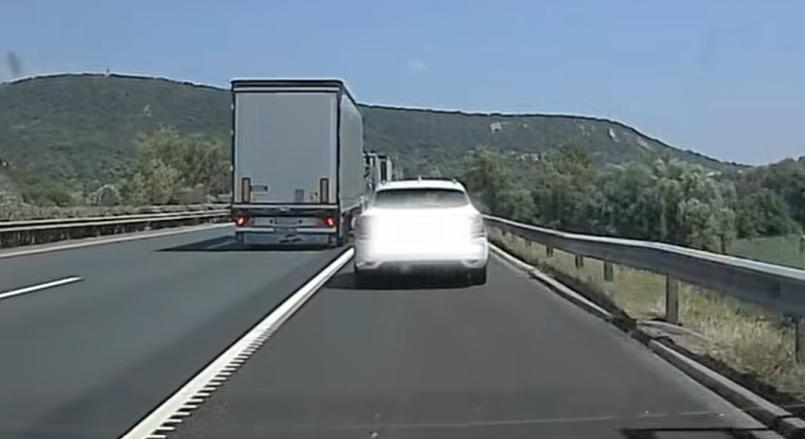 A leállósávon előzte a sort: kitalálod, milyen autó elé próbált meg visszasorolni?
