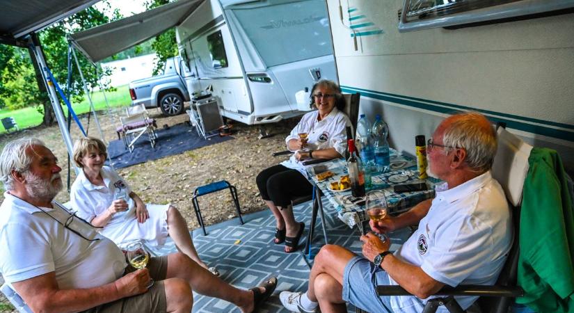 Még lakókocsival is érkeztek a hatalmas mulatságra
