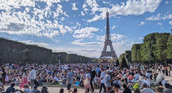 Vörös riasztás van érvényben Párizsban, még az Eiffel-tornyot is lezárták