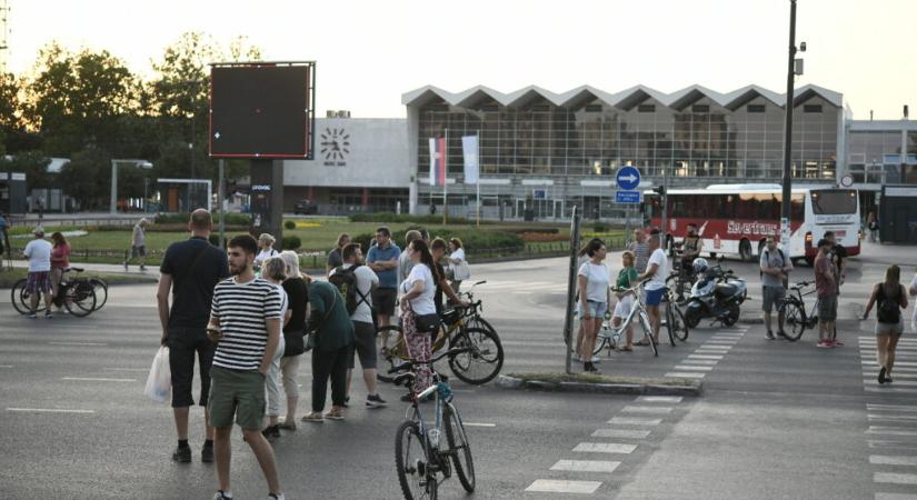 Az újvidékiek megszavazták: A továbbiakig a vasútállomásnál maradnak