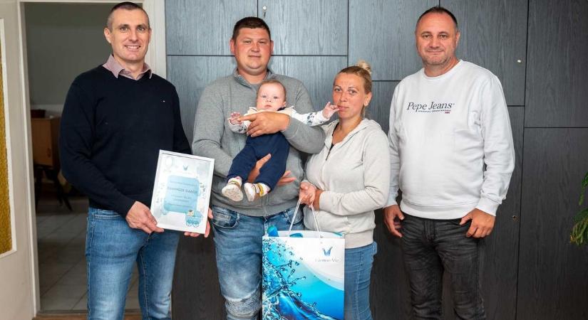 Kisbabát köszönthetett a Pannon-Víz csapata