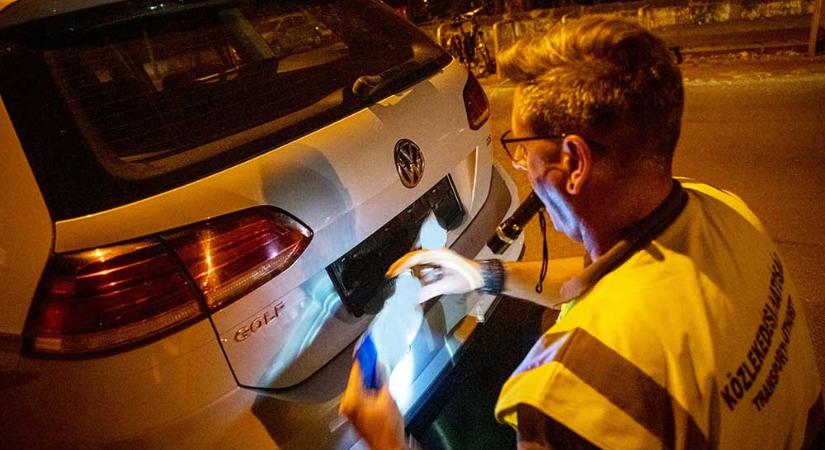 Viber-csoportban szervezte a fuvarokat egy taxis. Lebuktatták
