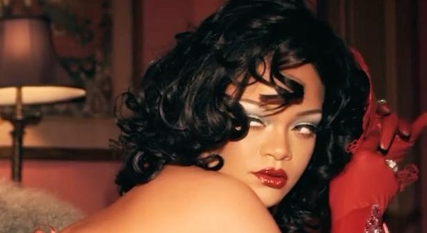 Rihanna szexi piros fehérneműben készül a Valentin napra