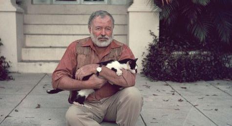 Önkezével vetett véget életének Ernest Hemingway