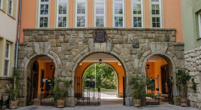Új dékán vezeti a pécsi egyetem jogi karát