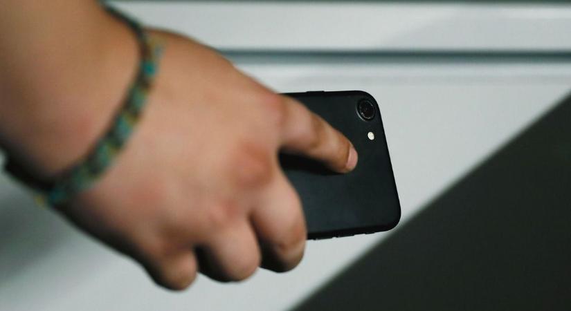 Méregdrága telefonra bukkantak, ezt tették vele a „becsületes” debreceni fiatalok