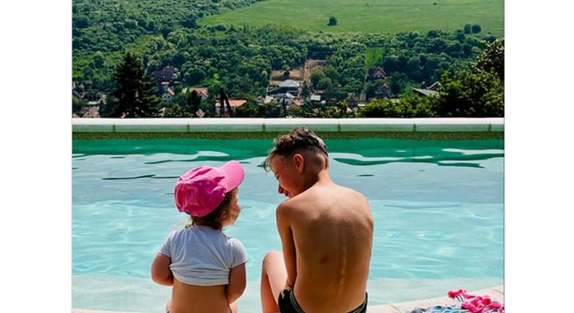 Stohl András fia és legkisebb lánya: a göndör hajú Bella imádva nézi a tesóját