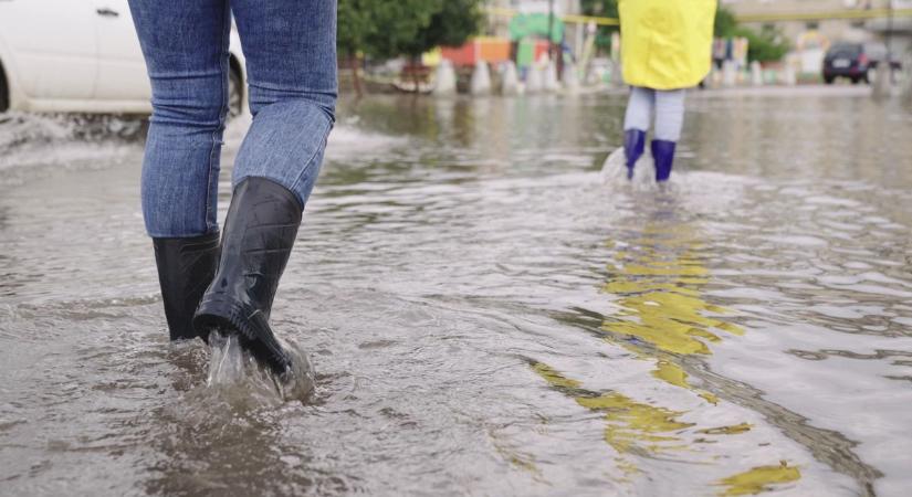 Sárlavina zúdult egy osztrák falura, helikopterrel mentették az ott élőket