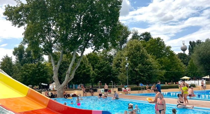 Csaknem felére csökkent a napi látogatók száma az érsekújvári strandon, részben a párkányi történések miatt