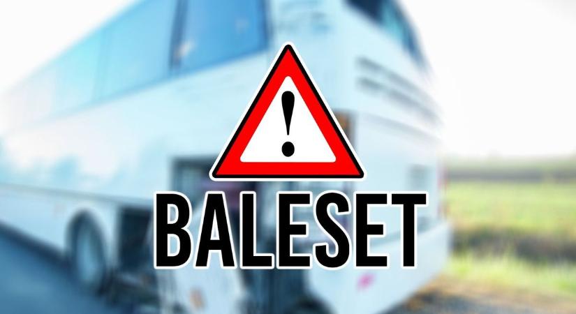 Busz és személyautó ütközött az 4912-es úton – útlezárás Újfehértó és Nagykálló között