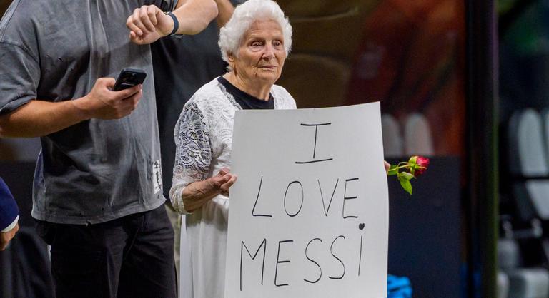 Messi bizarr házassági ajánlata egy 98 éves rajongótól