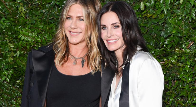 Ámulnak a Jóbarátok rajongói: Jennifer Aniston és Courteney Cox közös smink nélküli fotót posztolt