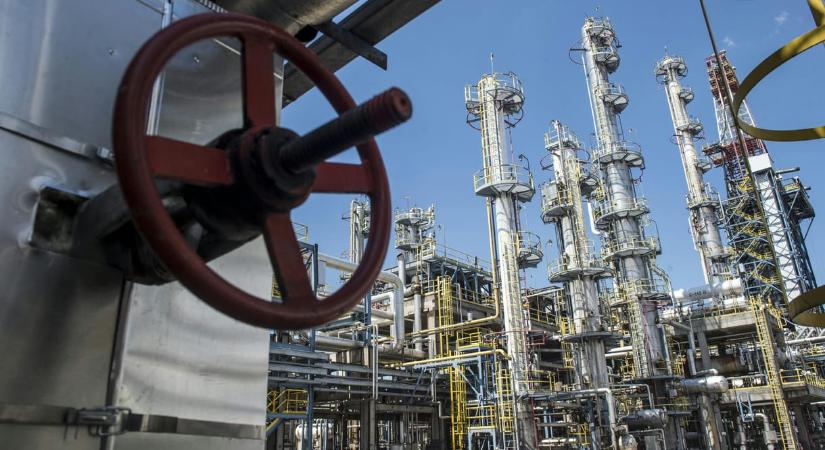 Meghibásodás történt a Mol százhalombattai finomítójában, beindult a fáklyázás, dől a füst