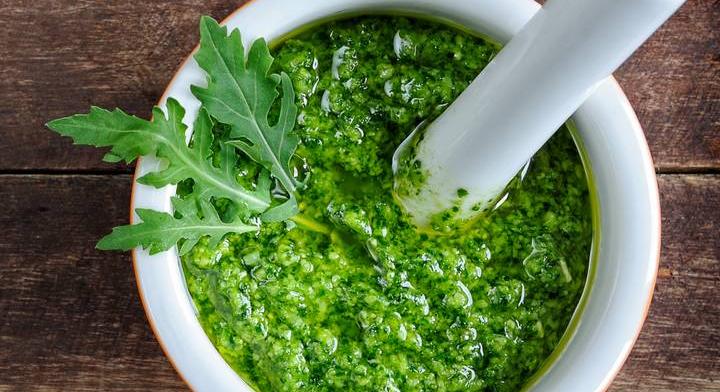 Egyszerű, házi rukkolás pesto: gyors szósz tésztára vagy pirítósra