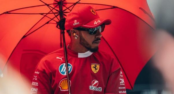 Hamilton: A Ferrari álljon át 2026-ra!