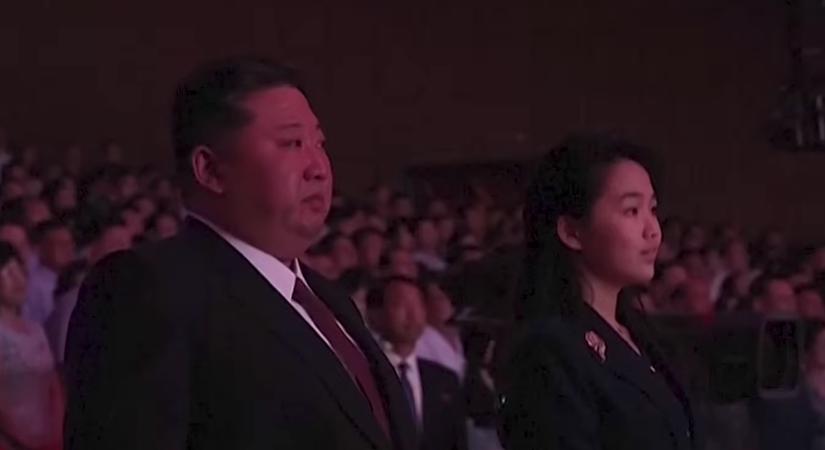 Véres kezű diktátor? Ugyan, a könnyeivel küzdő Kim Dzsongun egy érzékeny férfi – videó